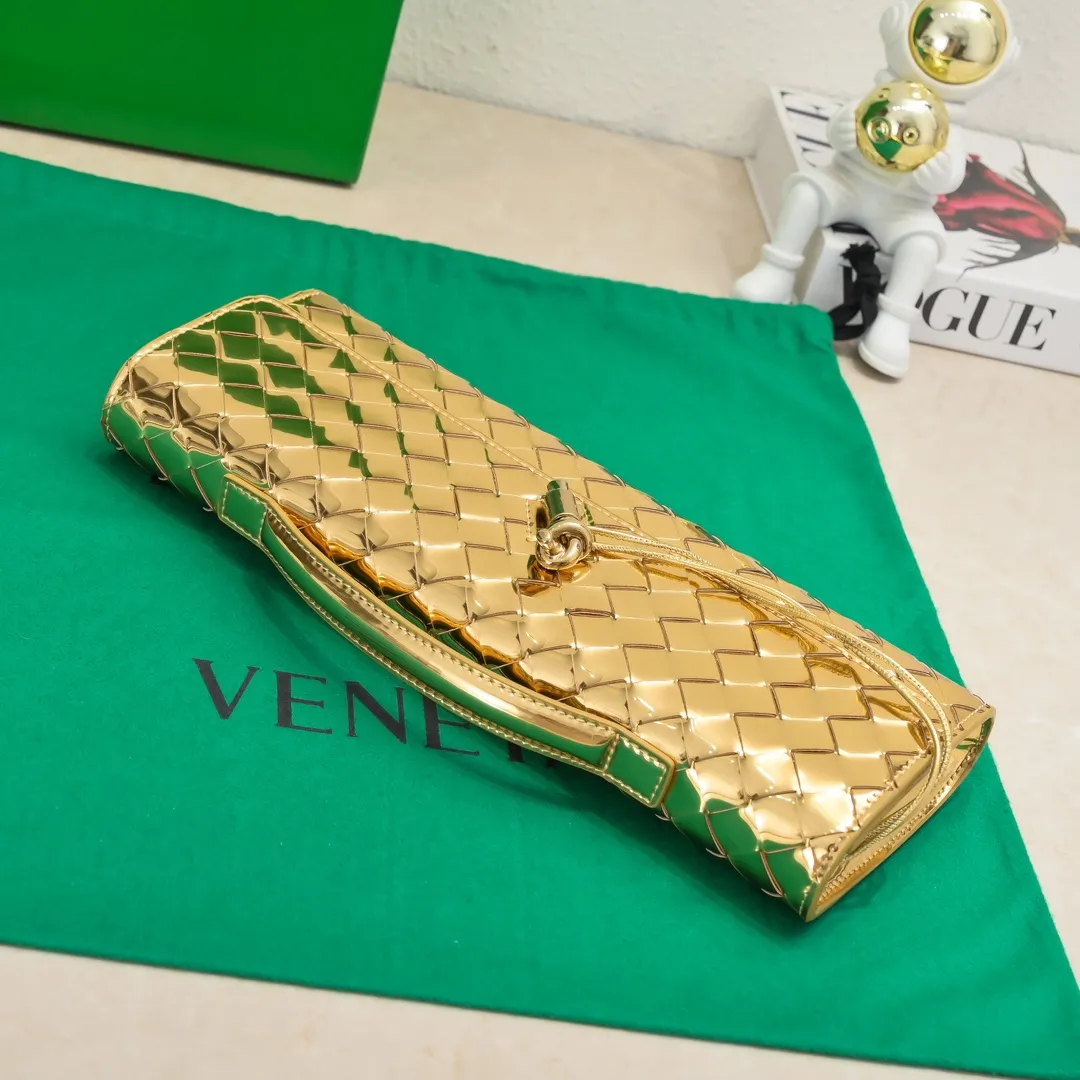 The batch of 1360 BV Andiamo evening handbags has been heavily planted again~ The designer aesthetics in the era of economic downturn are back. I fall in love with it at first sight and can't put it down. It's so beautiful and full of aura. The shape and texture are very competitive. It's light in weight and has sufficient capacity. It's a must-have for fashionistas. It's suitable for many occasions, minimalist, high-end and light luxury. Model No.: 741511 Size: 31*13*3cm
